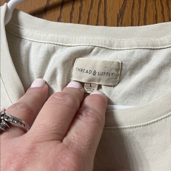 Thread & Supply cream colored  'On The Road' Graphic T-Shirt size L - Picture 4 of 4